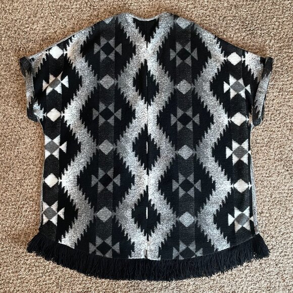 Size XS/S American Eagle Outfitters Aztec black white poncho wrap with fringe - Picture 4 of 9